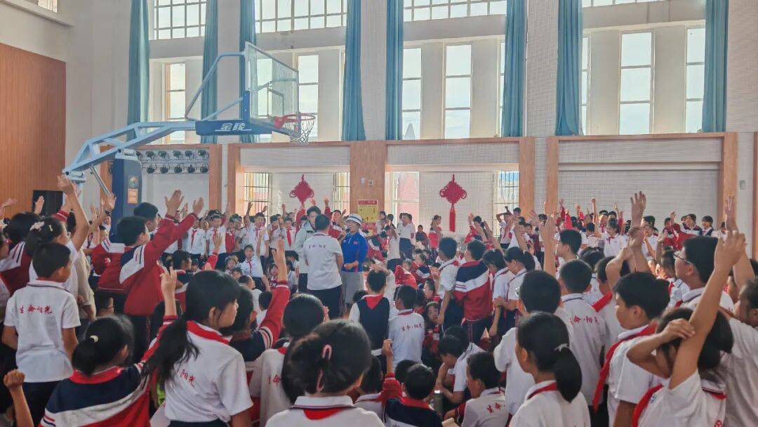 励志成长思政：残奥冠军高芳霞走进准格尔校园 励志故事点亮师生成长路